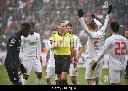 Augsburg, Allemagne. 06Th Feb 2019. Augsburg joueurs call pour arbitre Soeren cigognes part de mort, de mort, coup de pied de pénalité. 1er Football Bundesliga, 20 ème journée, journée20. FC Augsburg (A) -1 FSV FSV FSV Mainz 05 (MZ) 3-0. sur 03.02.2019 à Augsbourg/Allemagne, WWK AREN A. | Conditions de crédit dans le monde entier : dpa photo alliance/Alamy Live News Banque D'Images