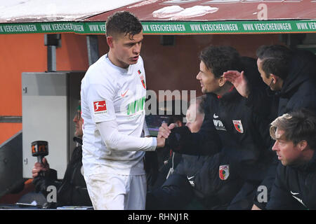 Augsburg, Allemagne. 06Th Feb 2019. Jens Lehmann (Co coach Augsbourg) félicite Alfred FINNBOGASON (FC Augsburg) après la substitution. 1er Football Bundesliga, 20 ème journée, journée20. FC Augsburg (A) -1 FSV FSV FSV Mainz 05 (MZ) 3-0. sur 03.02.2019 à Augsbourg/Allemagne, WWK AREN A. | Conditions de crédit dans le monde entier : dpa photo alliance/Alamy Live News Banque D'Images