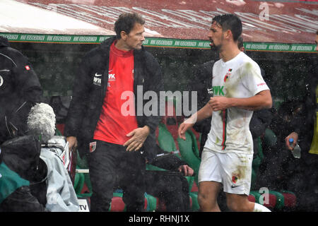 Augsburg, Allemagne. 06Th Feb 2019. Jens Lehmann (Co coach Augsbourg) avec Rani KHEDIRA (FC Augsburg). 1er Football Bundesliga, 20 ème journée, journée20. FC Augsburg (A) -1 FSV FSV FSV Mainz 05 (MZ) 3-0. sur 03.02.2019 à Augsbourg/Allemagne, WWK AREN A. | Conditions de crédit dans le monde entier : dpa photo alliance/Alamy Live News Banque D'Images