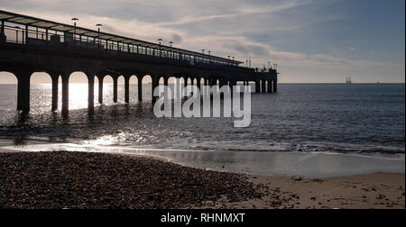 Boscombe, Dorset, UK. 3 février 2019. Météo France : lumineux et ensoleillé du matin d'hiver à la plage de Boscombe. La célèbre jetée est découpé sur le brillant soleil du matin à la station côtière de Boscombe. Credit : DWRAlamy Live News Banque D'Images