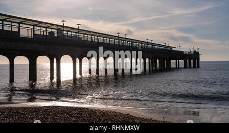 Boscombe, Dorset, UK. 3 février 2019. Météo France : lumineux et ensoleillé du matin d'hiver à la plage de Boscombe. La célèbre jetée est découpé sur le brillant soleil du matin à la station côtière de Boscombe. Credit : DWRAlamy Live News Banque D'Images