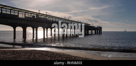 Boscombe, Dorset, UK. 3 février 2019. Météo France : lumineux et ensoleillé du matin d'hiver à la plage de Boscombe. La célèbre jetée est découpé sur le brillant soleil du matin à la station côtière de Boscombe. Credit : DWRAlamy Live News Banque D'Images