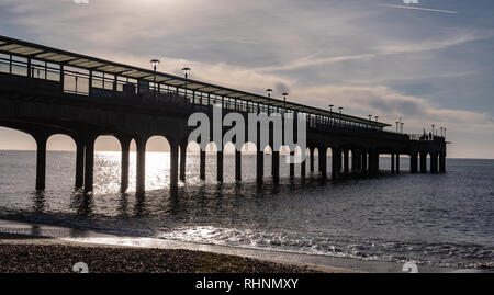 Boscombe, Dorset, UK. 3 février 2019. Météo France : lumineux et ensoleillé du matin d'hiver à la plage de Boscombe. La célèbre jetée est découpé sur le brillant soleil du matin à la station côtière de Boscombe. Credit : DWRAlamy Live News Banque D'Images