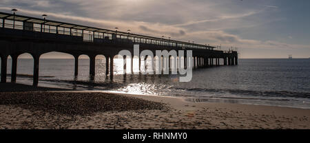 Boscombe, Dorset, UK. 3 février 2019. Météo France : lumineux et ensoleillé du matin d'hiver à la plage de Boscombe. La célèbre jetée est découpé sur le brillant soleil du matin à la station côtière de Boscombe. Credit : DWRAlamy Live News Banque D'Images