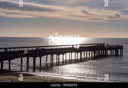 Boscombe, Dorset, UK. 3 février 2019. Météo France : lumineux et ensoleillé du matin d'hiver à la plage de Boscombe. La célèbre jetée est découpé sur le brillant soleil du matin à la station côtière de Boscombe. Credit : DWRAlamy Live News Banque D'Images