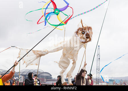 Seattle, Washington, USA. 2 Février, 2019. Les artistes interprètes ou exécutants à pied avec un grand hibou marionnette dans une procession le long de la route de l'Alaska fermé viaduc. On estime que 70 000 personnes ont assisté à l'bonjour au revoir : Viaduc des Arts dans le cadre de l'ouverture officielle de l'état de l'art couvrant deux-milles en tunnel sous le centre-ville. Le festival, qui a eu lieu sur l'autoroute surélevée, a commencé par une procession avec la musique et des performances d'artistes régionaux et d'organisations. Crédit : Paul Christian Gordon/Alamy Live News Banque D'Images