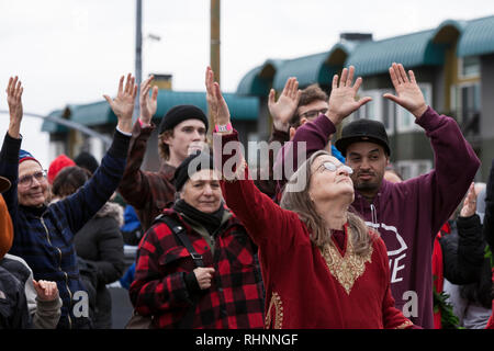 Seattle, Washington, USA. 2 Février, 2019. Visiteurs lever les bras en ce qui a trait au cours d'une bénédiction pour les Duwamish personnes le long du chemin de l'Alaska fermé viaduc. On estime que 70 000 personnes ont assisté à l'bonjour au revoir : Viaduc des Arts dans le cadre de l'ouverture officielle de l'état de l'art couvrant deux-milles en tunnel sous le centre-ville. Le festival, qui a eu lieu sur l'autoroute surélevée, a commencé par une procession avec la musique et des performances d'artistes régionaux et d'organisations. Crédit : Paul Christian Gordon/Alamy Live News Banque D'Images