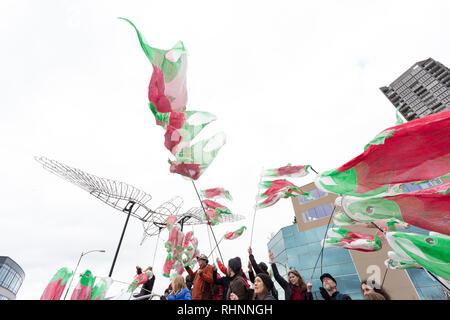 Seattle, Washington, USA. 2 Février, 2019. Entouré de poissons indigènes du Ohiso Akira en papier le long de la route de l'Alaska fermé viaduc, un membre d'une tribu dit une bénédiction pour le peuple Duwamish. On estime que 70 000 personnes ont assisté à l'bonjour au revoir : Viaduc des Arts dans le cadre de l'ouverture officielle de l'état de l'art couvrant deux-milles en tunnel sous le centre-ville. Le festival, qui a eu lieu sur l'autoroute surélevée, a commencé par une procession avec la musique et des performances d'artistes régionaux et d'organisations. Crédit : Paul Christian Gordon/Alamy Live News Banque D'Images