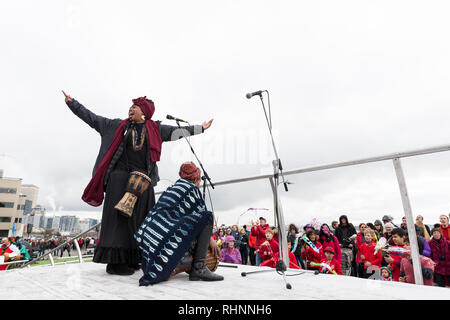 Seattle, Washington, USA. 2 Février, 2019. Les artistes interprètes ou exécutants divertir les visiteurs le long de la route de l'Alaska fermé viaduc. On estime que 70 000 personnes ont assisté à l'bonjour au revoir : Viaduc des Arts dans le cadre de l'ouverture officielle de l'état de l'art couvrant deux-milles en tunnel sous le centre-ville. Le festival, qui a eu lieu sur l'autoroute surélevée, a commencé par une procession avec la musique et des performances d'artistes régionaux et d'organisations. Crédit : Paul Christian Gordon/Alamy Live News Banque D'Images