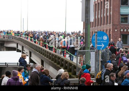 Seattle, Washington, USA. 2 Février, 2019. On estime que 70 000 personnes ont assisté à l'bonjour au revoir : Viaduc des Arts dans le cadre de l'ouverture officielle de l'état de l'art couvrant deux-milles en tunnel sous le centre-ville. Le festival, qui a eu lieu sur la route de l'Alaska fermé Viaduc, a commencé par une procession avec la musique et des performances d'artistes régionaux et d'organisations. Crédit : Paul Christian Gordon/Alamy Live News Banque D'Images