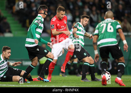 Lisbonne, Portugal. 06Th Feb 2019. Haris Seferovic de SL Benfica (L) convoite la la balle avec Bruno Fernandes de Sporting CP (R) au cours de la Ligue n° 2018/19 match footballl entre Sporting CP vs SL Benfica. (Score final : Sporting CP 2 - 4 SL Benfica) Credit : SOPA/Alamy Images Limited Live News Banque D'Images