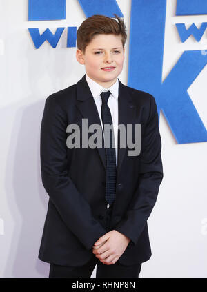 Louis Ashbourne Serkis vu assister à une projection de gala de la famille de l'enfant qui serait le roi à Odéon Luxe Leicester Square à Londres. Banque D'Images