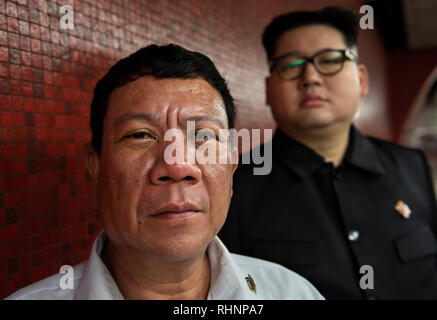 Rodrigo Duterte et Kim Jong-un des imposteurs vu posant pour l'appareil photo à Hong Kong. Les imposteurs du président philippin Rodrigo Duterte qui va par le nom Cresencio Extreme et le dirigeant nord-coréen Kim Jong-un qui porte le nom de Howard X apparaissent dans la ville de Hong Kong et de rencontrer les habitants et les travailleurs migrants philippins communauté. Banque D'Images