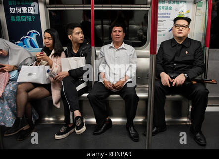 Rodrigo Duterte et Kim Jong-un des imposteurs vu dans le métro à la surprise des navetteurs à Hong Kong. Les imposteurs du président philippin Rodrigo Duterte qui va par le nom Cresencio Extreme et le dirigeant nord-coréen Kim Jong-un qui porte le nom de Howard X apparaissent dans la ville de Hong Kong et de rencontrer les habitants et les travailleurs migrants philippins communauté. Banque D'Images