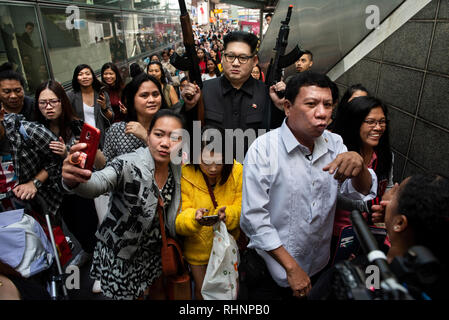 Rodrigo Duterte et Kim Jong-un des imposteurs vu prendre une avec selfies les navetteurs de Hong Kong. Les imposteurs du président philippin Rodrigo Duterte qui va par le nom Cresencio Extreme et le dirigeant nord-coréen Kim Jong-un qui porte le nom de Howard X apparaissent dans la ville de Hong Kong et de rencontrer les habitants et les travailleurs migrants philippins communauté. Banque D'Images