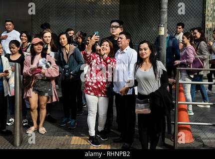 Rodrigo Duterte et Kim Jong-un des imposteurs vu prendre une navette avec un selfies à Hong Kong. Les imposteurs du président philippin Rodrigo Duterte qui va par le nom Cresencio Extreme et le dirigeant nord-coréen Kim Jong-un qui porte le nom de Howard X apparaissent dans la ville de Hong Kong et de rencontrer les habitants et les travailleurs migrants philippins communauté. Banque D'Images