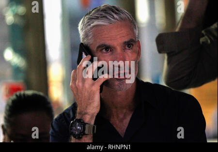 Ancien membre de l'équipe nationale de football australien Craig Foster parle sur son téléphone mobile comme arrive à soutenir le joueur de soccer bahreïni détenu Hakeem al-Araibi à la cour pénale de Bangkok. Banque D'Images