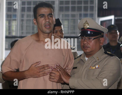 Bangkok, Thaïlande. Feb, 2019 4. Joueur de football bahreïni détenu Hakeem al-Araibi est vu escorté par des surveillants de la prison comme il arrive à la cour criminelle de présenter sa preuve pour lutter contre son extradition, après un procureur local a soutenu la demande d'extradition pour lui. Chaiwat Subprasom Crédit : SOPA/Images/ZUMA/Alamy Fil Live News Banque D'Images