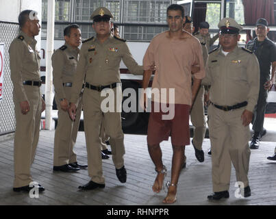 Bangkok, Thaïlande. Feb, 2019 4. Joueur de football bahreïni détenu Hakeem al-Araibi est vu escorté par des surveillants de la prison comme il arrive à la cour criminelle de présenter sa preuve pour lutter contre son extradition, après un procureur local a soutenu la demande d'extradition pour lui. Chaiwat Subprasom Crédit : SOPA/Images/ZUMA/Alamy Fil Live News Banque D'Images