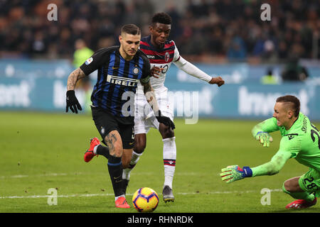 Milan. 3, 2019. Le FC Inter Mauro Icardi (L) fait concurrence au cours de la Serie A match de foot entre FC Inter et Bologne, à Milan, Italie, février 2019, 3. Bologna a gagné 1-0. Credit : Cheng Tingting/Xinhua/Alamy Live News Banque D'Images