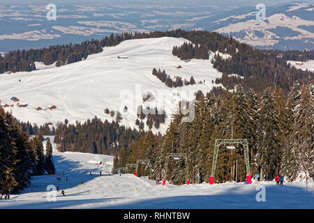 Les skieurs appréciant journée ensoleillée à Boedele Ski Resort - Dornbirn Vorarlberg, Autriche Banque D'Images