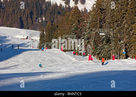 Les skieurs appréciant journée ensoleillée à Boedele Ski Resort - Dornbirn Vorarlberg, Autriche Banque D'Images