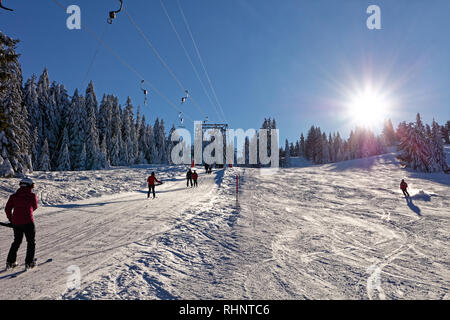 Les skieurs appréciant journée ensoleillée à Boedele Ski Resort - Dornbirn Vorarlberg, Autriche Banque D'Images