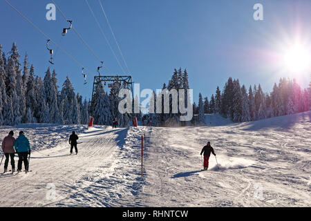 Les skieurs appréciant journée ensoleillée à Boedele Ski Resort - Dornbirn Vorarlberg, Autriche Banque D'Images