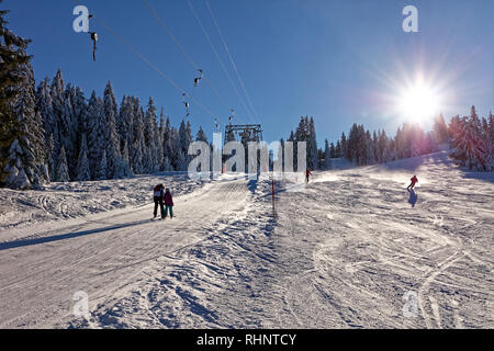 Les skieurs appréciant journée ensoleillée à Boedele Ski Resort - Dornbirn Vorarlberg, Autriche Banque D'Images