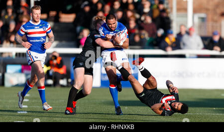 Le projet de loi de Wakefield Trinity Tupou est abordé par London Broncos' James Cunningham comme Kieran Dixon touche le sol (à droite) au cours de la Super League à Betfred Sports Club, Londres Trailfinders. Banque D'Images