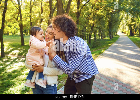 Happy Family standing jouant dans le parc. Happy Family standing jouant dans le parc.