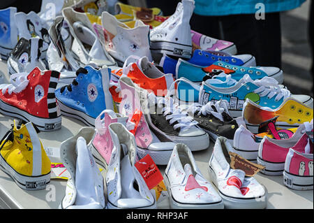 Une table de funky chaussures chaussures de sport chaussures de sport à vendre Banque D'Images