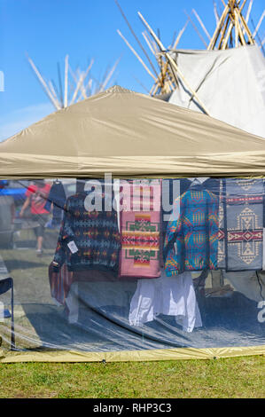 La vente du vendeur de vêtements des Premières Nations à l'Tsuut'ina & rodéo annuel Powwow, Bragg Creek, Alberta, Canada Banque D'Images