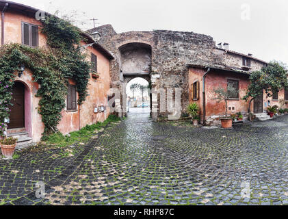 Ostia Antica Rome, Italie - 24 janvier 2019 : Paysage de village médiéval d'Ostia Antica et la vue de l'ancienne entrée, fusillade dans un ciel nuageux Banque D'Images