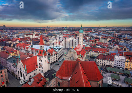 Munich. Paysage urbain de l'antenne de droit du centre-ville de Munich, Allemagne pendant le coucher du soleil Banque D'Images