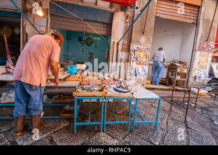 Sicile - Palerme / 15 septembre 2011 : marché de poisson de Palerme, montrant du vendeur des marchandises, célèbre marché situé dans une étroite rue médiévale Banque D'Images