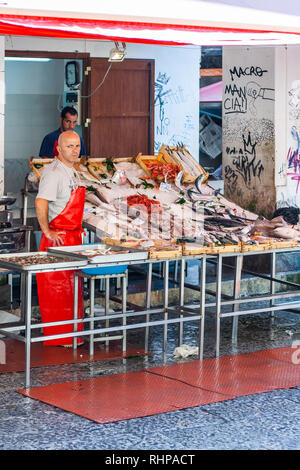 Sicile - Palerme / 15 septembre 2011 : marché de poisson de Palerme, montrant du vendeur des marchandises, célèbre marché situé dans une étroite rue médiévale Banque D'Images