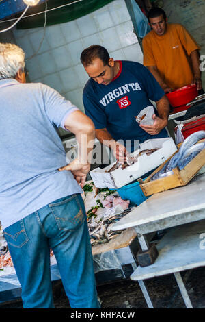 Sicile - Palerme / 15 septembre 2011 : marché de poisson de Palerme, montrant du vendeur des marchandises, célèbre marché situé dans une étroite rue médiévale Banque D'Images