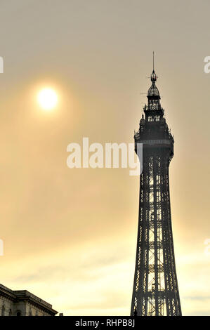 Bien briser les nuages orageux épais au-dessus de la tour de Blackpool, Lancashire, UK Banque D'Images