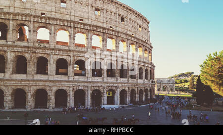 Colisée romain et les touristes tôt le matin à Rome, Italie Banque D'Images