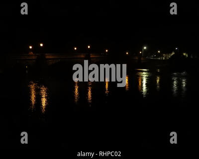 2019 - Nuit dans la région de Newton Stewart, Scotland - Le pont sur la rivière Cree à Minnigaff (en arrière-plan) a été conçu par John Rennie l'Aîné. Lors d'un pèlerinage au sanctuaire de St Ninian à Whithorn en 1329 Robert the Bruce à gué la rivière où se trouve ce pont. La ville fut brièvement nommé Douglas Newton et est actuellement jumelée avec Marcoussis, France. Le film d'horreur The Wicker Man a été tourné presque entièrement dans la zone Banque D'Images