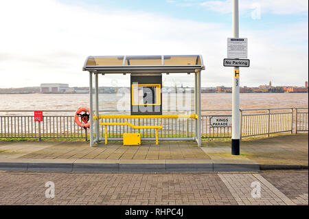 Abri bus vide sur Kings Parade,Liverpool, avec la rivière Mersey et Birkinhead dans l'arrière-plan Banque D'Images