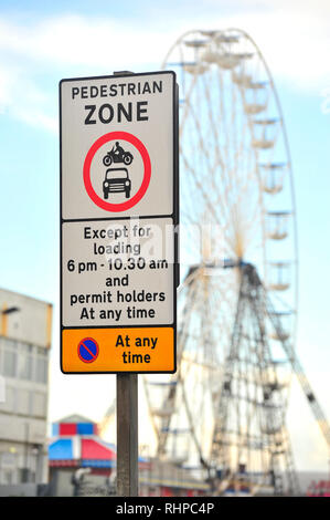 Inscrivez-piétons avec restrictions posted on c'en face de la grande roue sur Central Pier, Blackpool Banque D'Images