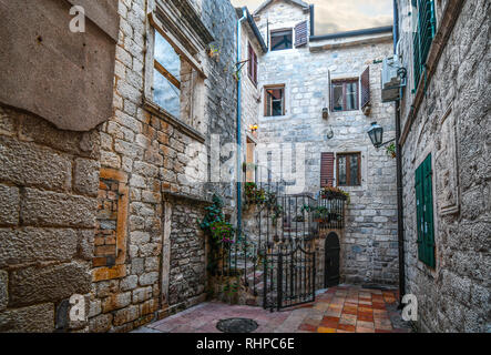 Une petite cour avec des portes menant aux étapes d'un secteur résidentiel de la vieille ville médiévale de Budva Monténégro Banque D'Images