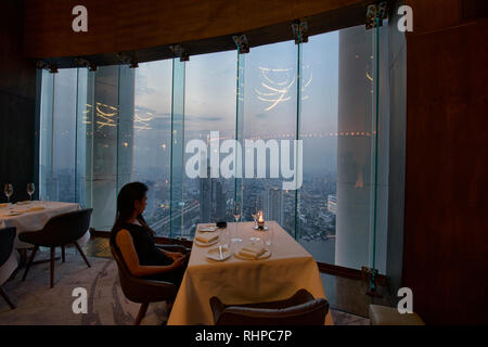 Intérieur du restaurant Michelin Mezzaluna, Bangkok, Thaïlande Banque D'Images