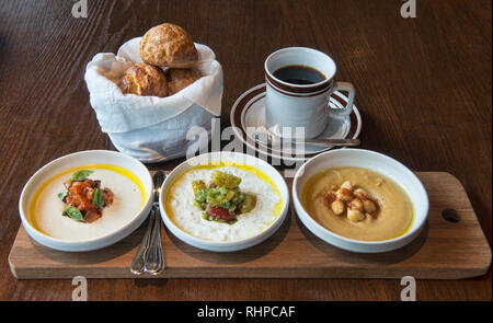 Plateau de dip du Moyen-Orient dans un restaurant à Bangkok, Thaïlande Banque D'Images