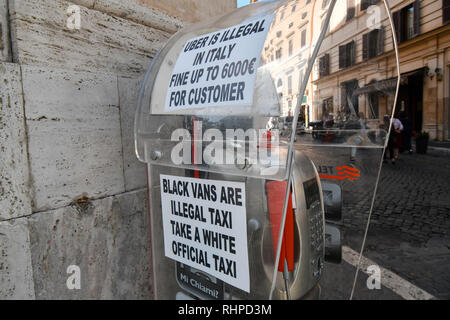 Rome, Italie - 30 septembre 2018 : un signe près d'une station de taxi, interdisant l'utilisation de uber dans le centre historique de Rome, Italie. Banque D'Images