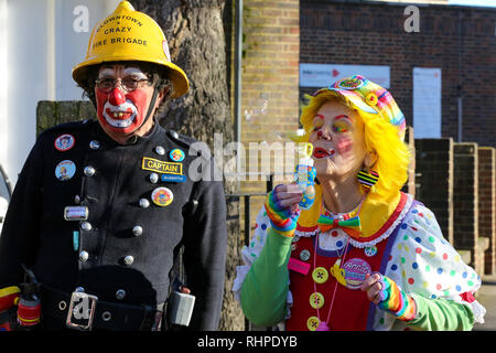 Clowns sont vus au cours de l'événement. Clowns sont vus à Grimaldi Service religieux à l'église All Saints, Dalston, Londres est à la mémoire de Joseph Grimaldi (1778-1837), un acteur, comédien et danseur, qui est largement considéré comme le "père" des clowns modernes. Banque D'Images