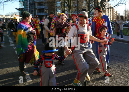 Clowns sont vus au cours de l'événement. Clowns sont vus à Grimaldi Service religieux à l'église All Saints, Dalston, Londres est à la mémoire de Joseph Grimaldi (1778-1837), un acteur, comédien et danseur, qui est largement considéré comme le "père" des clowns modernes. Banque D'Images