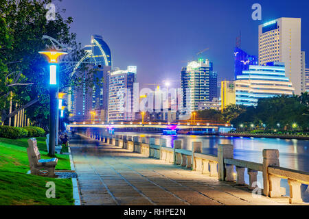 XIAMEN, CHINE - 08 OCTOBRE : c'est une vue de nuit sur un sentier au parc Bailuzhou riverside, dans le centre-ville sur Octobre 08, 2018 à Xiamen Banque D'Images